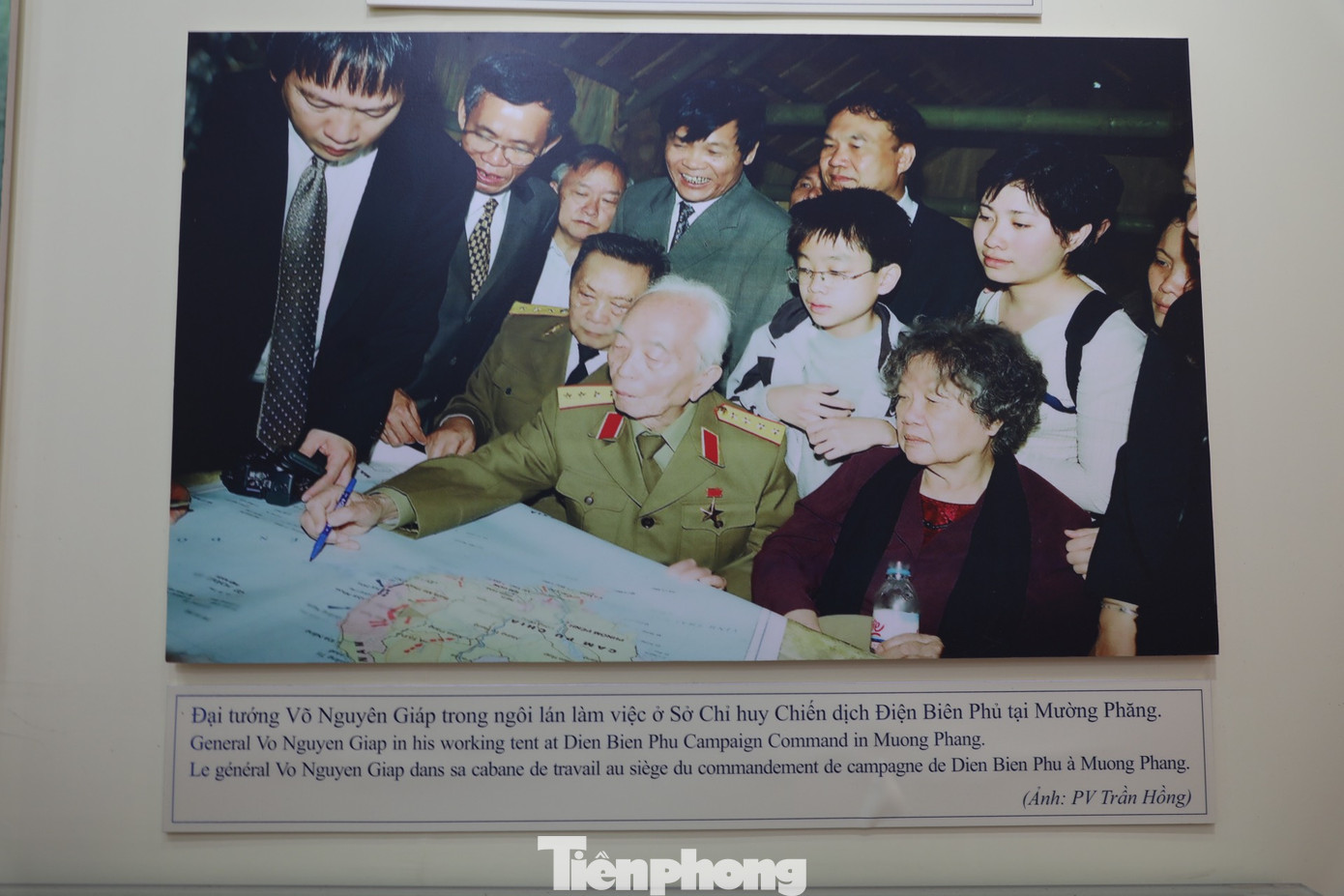 Ảnh tư liệu Đại tướng Võ Nguyên Giáp trong lần thăm lại lán làm việc tại Sở Chỉ huy Chiến dịch Điện Biên Phủ.