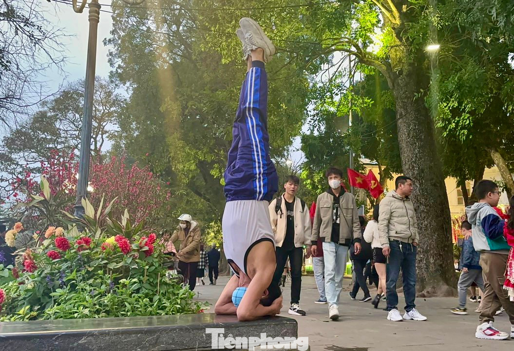 Cụ ông 84 tuổi "trồng cây chuối" bên bờ Hồ Hoàn Kiếm khiến thanh niên cũng phải trầm trồ. Cụ ông 84 tuổi "trồng cây chuối" bên bờ Hồ Hoàn Kiếm khiến thanh niên cũng phải trầm trồ.