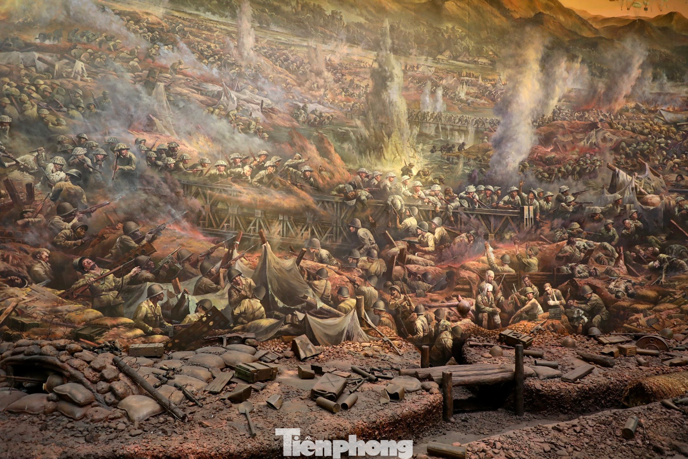 Bức tranh được vẽ bằng chất liệu sơn dầu, bố cục hình tròn, dài 132 m, cao 20,5 m, đường kính 42 m, tổng diện tích là 3.225 m². Với chất liệu acrylic trên nền vải toan, bức tranh được vẽ liên hoàn theo một vòng tròn trong không gian 360 độ, kết hợp nghệ thuật phù điêu và sắp đặt hiện vật. Đây là bức tranh tròn lớn nhất Đông Nam Á, là một trong những tác phẩm mỹ thuật lớn nhất về đề tài chiến tranh trên thế giới.