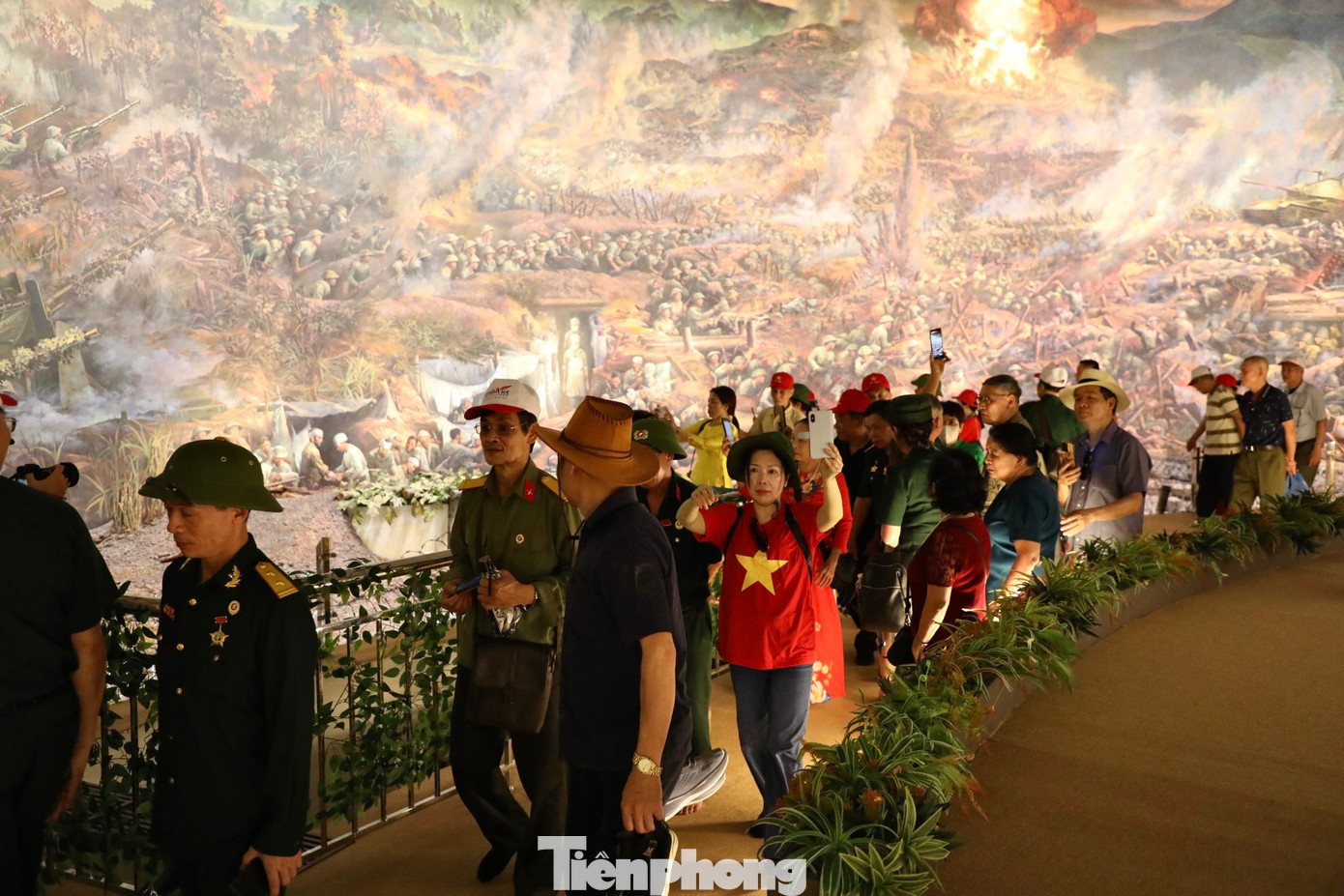 Đông đảo du khách chiêm ngưỡng bức tranh đặc biệt.