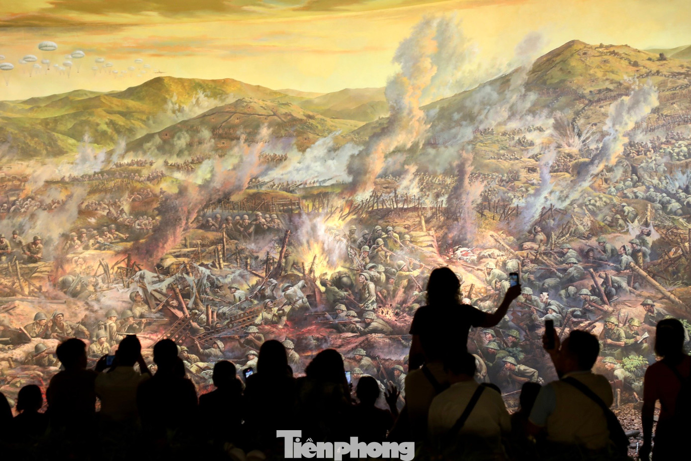 Tại tầng 2 của Bảo tàng Chiến thắng lịch sử Điện Biên Phủ (TP. Điện Biên Phủ, tỉnh Điện Biên), du khách có thể chiêm ngưỡng bức tranh panorama tái hiện toàn bộ chiến dịch Điện Biên Phủ. Với sự tham gia sáng tác của 200 họa sĩ, bức tranh panorama tái hiện trận chiến Điện Biên Phủ với hơn 4.500 nhân vật trong không gian rộng lớn của núi rừng Tây Bắc.