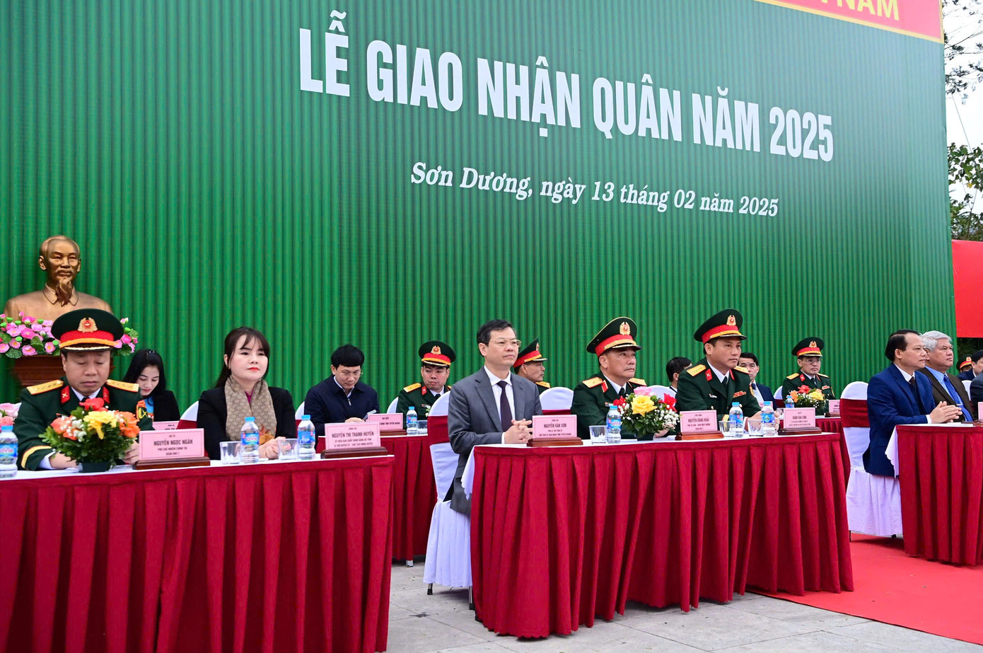 Tại huyện Sơn Dương, Tuyên Quang, đồng chí Nguyễn Văn Sơn - Phó Bí thư Tỉnh ủy, Chủ tịch UBND tỉnh Tuyên Quang đã dự Lễ giao nhận quân năm 2025. Cùng dự có Thiếu tướng Nguyễn Đăng Khải - Phó Tư lệnh, Tham mưu trưởng Quân khu 2; Đại tá Đặng Văn Long - Ủy viên Ban Thường vụ Tỉnh ủy, Chỉ huy trưởng Bộ CHQS tỉnh; Vân Đình Thảo - Ủy viên Ban Thường vụ Tỉnh ủy, Giám đốc Sở Kế hoạch và Đầu tư; lãnh đạo huyện Sơn Dương và đơn vị liên quan.