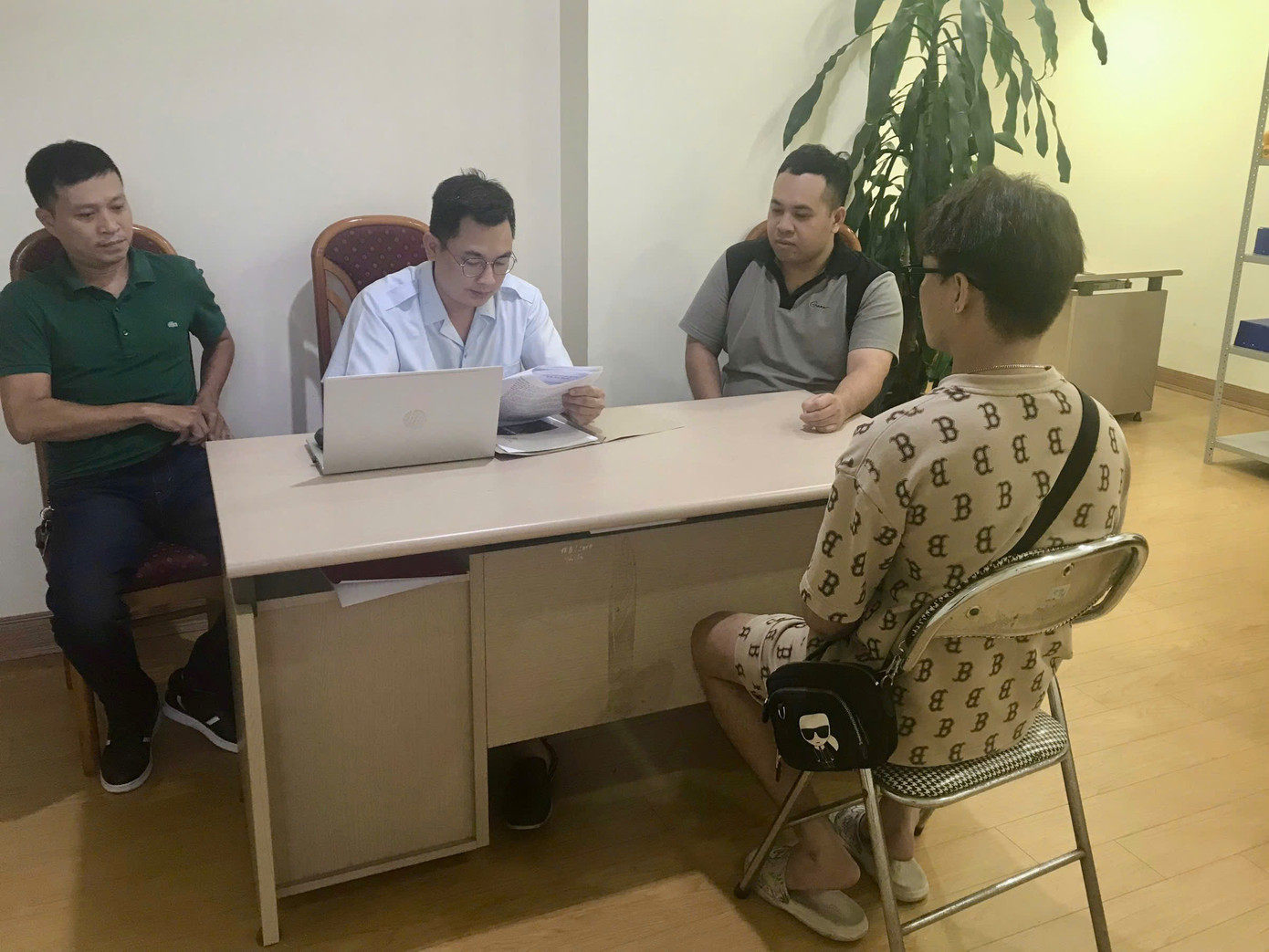 Cơ quan chức năng làm việc với Nguyễn Thanh Hà. (Ảnh: Sở Thông tin và Truyền thông Hà Nội) Cơ quan chức năng làm việc với Nguyễn Thanh Hà. (Ảnh: Sở Thông tin và Truyền thông Hà Nội)