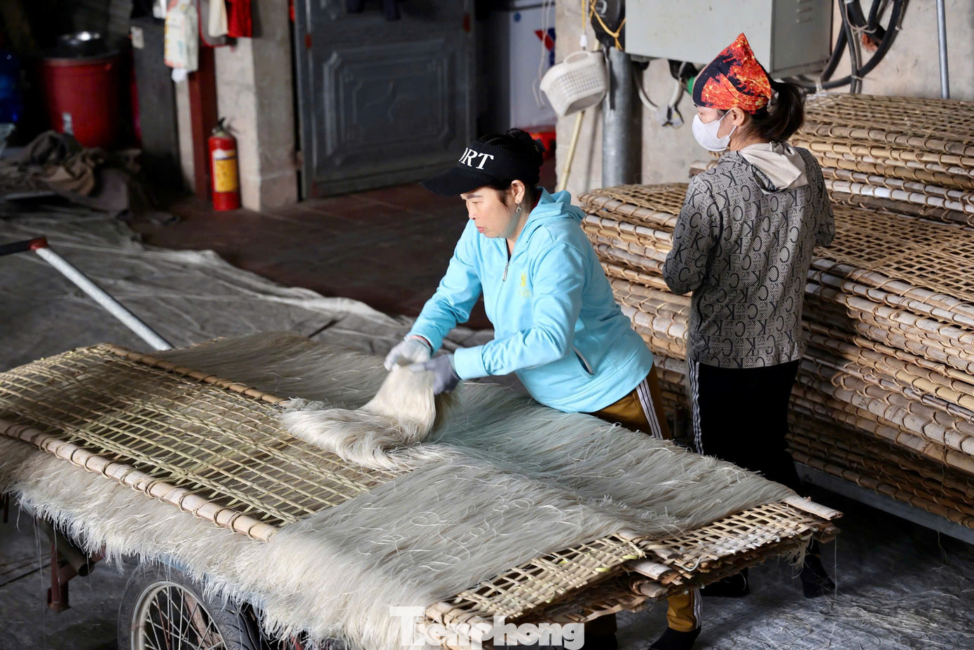 Dịp Tết, gia đình ông huy động 40 nhân công làm việc liên tục để kịp các đơn hàng từ khắp cả nước. "Hàng ít thì gửi xe khách, nhiều thì thuê xe tải hoặc container", ông nói.