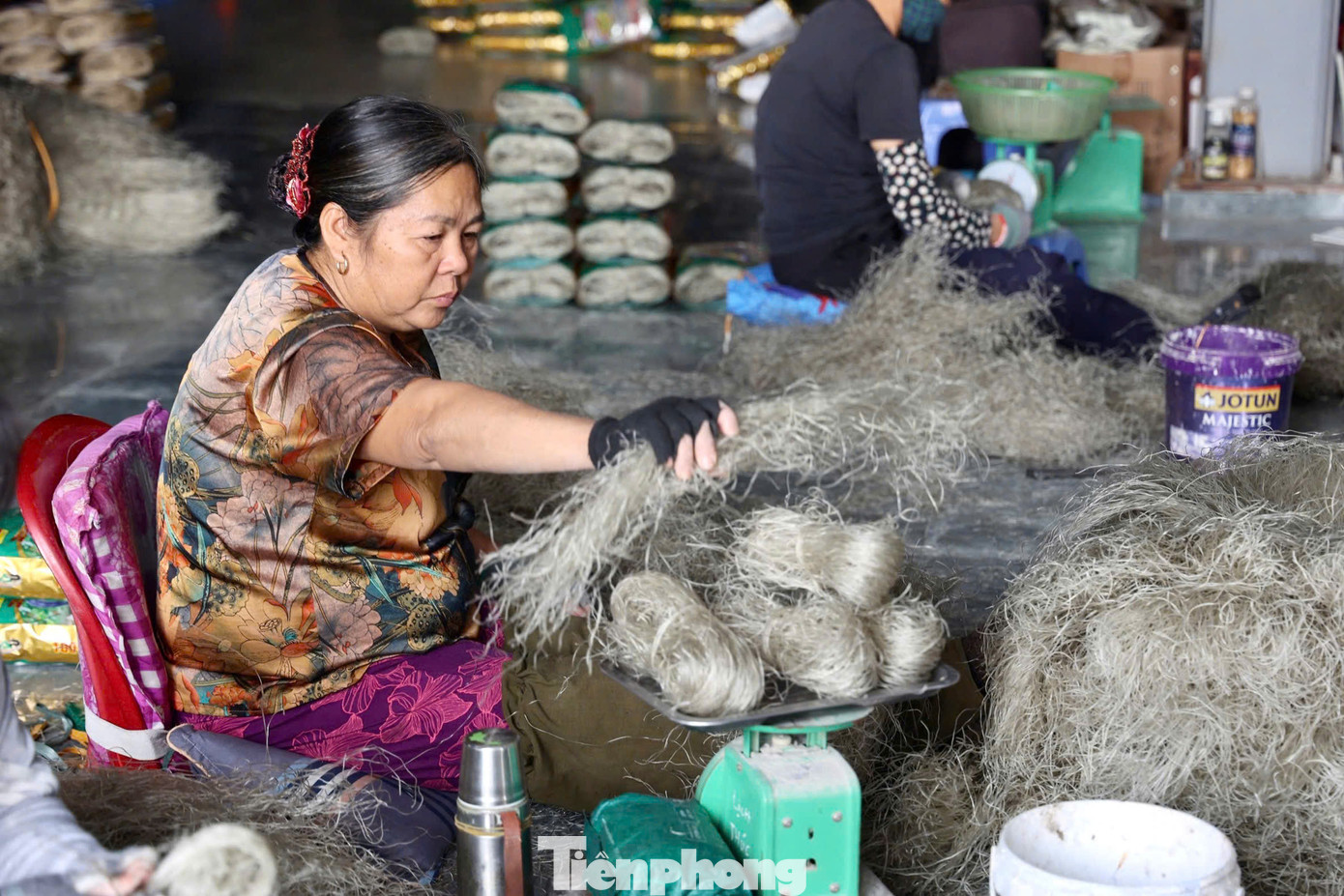 Hiện nay, xã Tân Hòa hiện có 65 hộ sản xuất miến dong, cung cấp ra thị trường khoảng 200 tấn miến dong/ngày. Đây cũng là giai đoạn bận rộn nhất trong năm, khi lượng đơn hàng tăng đột biến. Những gia đình theo nghề miến dong lâu đời đã cải thiện đáng kể đời sống kinh tế. Miến làng So đã có mặt trên các tỉnh thành cả nước, thậm chí khách hàng tại thị trường châu Á (Nhật Bản, Hàn Quốc), châu Âu (Đức) đón nhận nhiệt tình. Việc sản xuất miến không chỉ duy trì, phát triển văn hóa làng nghề mà còn mang lại hiệu quả kinh tế cao, tạo công ăn việc làm ổn định cho lao động tại địa phương.