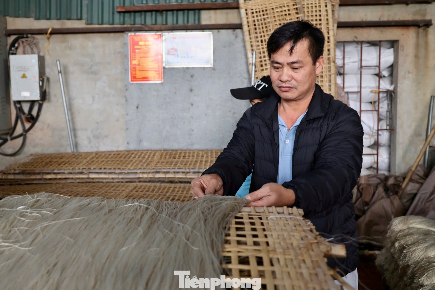 Ông Nguyễn Quế Hạnh (chủ xưởng miến Anh Phong) chia sẻ, miến của làng So rất đặc trưng và dễ phân biệt. Miến ở những vùng khác làm không sử dụng bột dong chuẩn mà pha lẫn với bột đậu hay bột sắn ăn sẽ bị nát, còn miến dong của làng So vẫn giữ giữ nguyên độ thơm ngon, không quá dai và cũng không quá giòn.