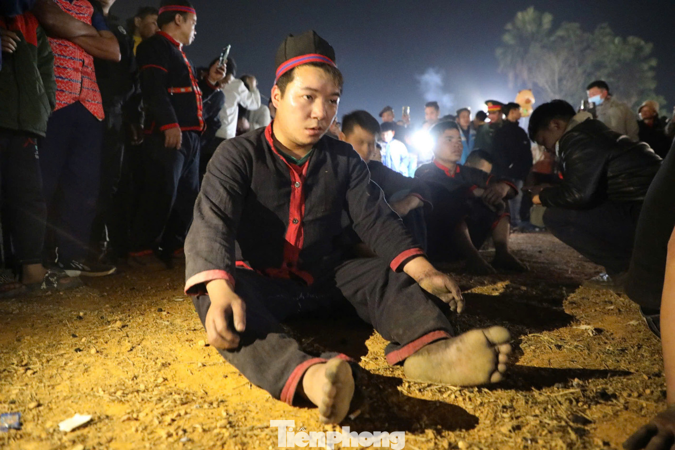 Người nhảy lửa cho biết khi thầy cúng làm lễ, họ cảm thấy lạnh buốt và chỉ muốn lao vào lửa để sưởi ấm.