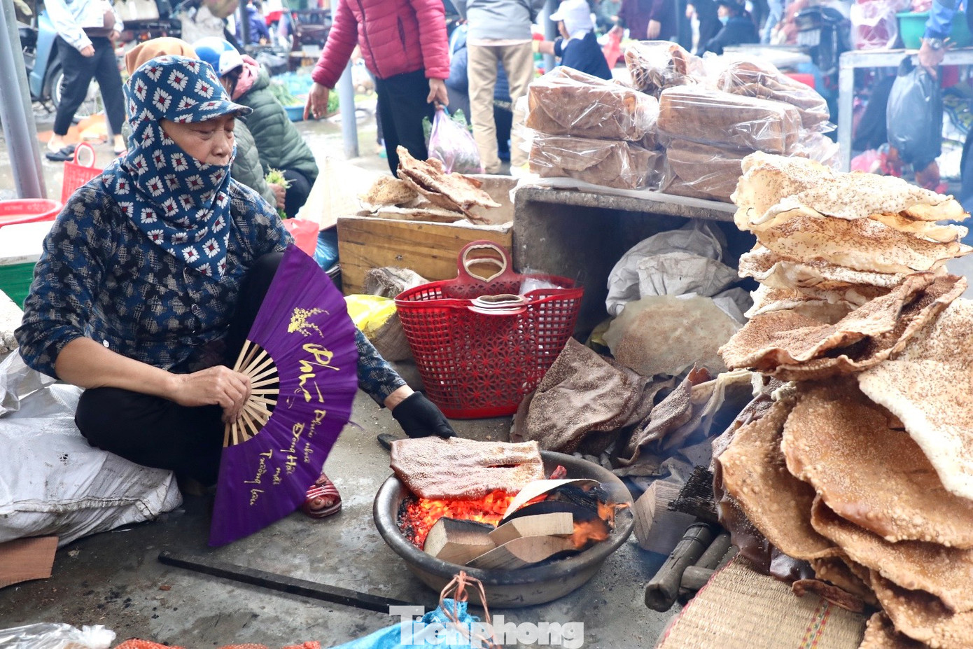 Chợ Bể họp 6 phiên buổi sáng vào các ngày tư, tám Âm lịch trong tháng. Cụ thể, là ngày mùng bốn, mùng tám, mười bốn, mười tám, hai mươi bốn và hai mươi tám Âm lịch. Mỗi phiên, chợ thu hút hàng nghìn người tham gia mua bán.