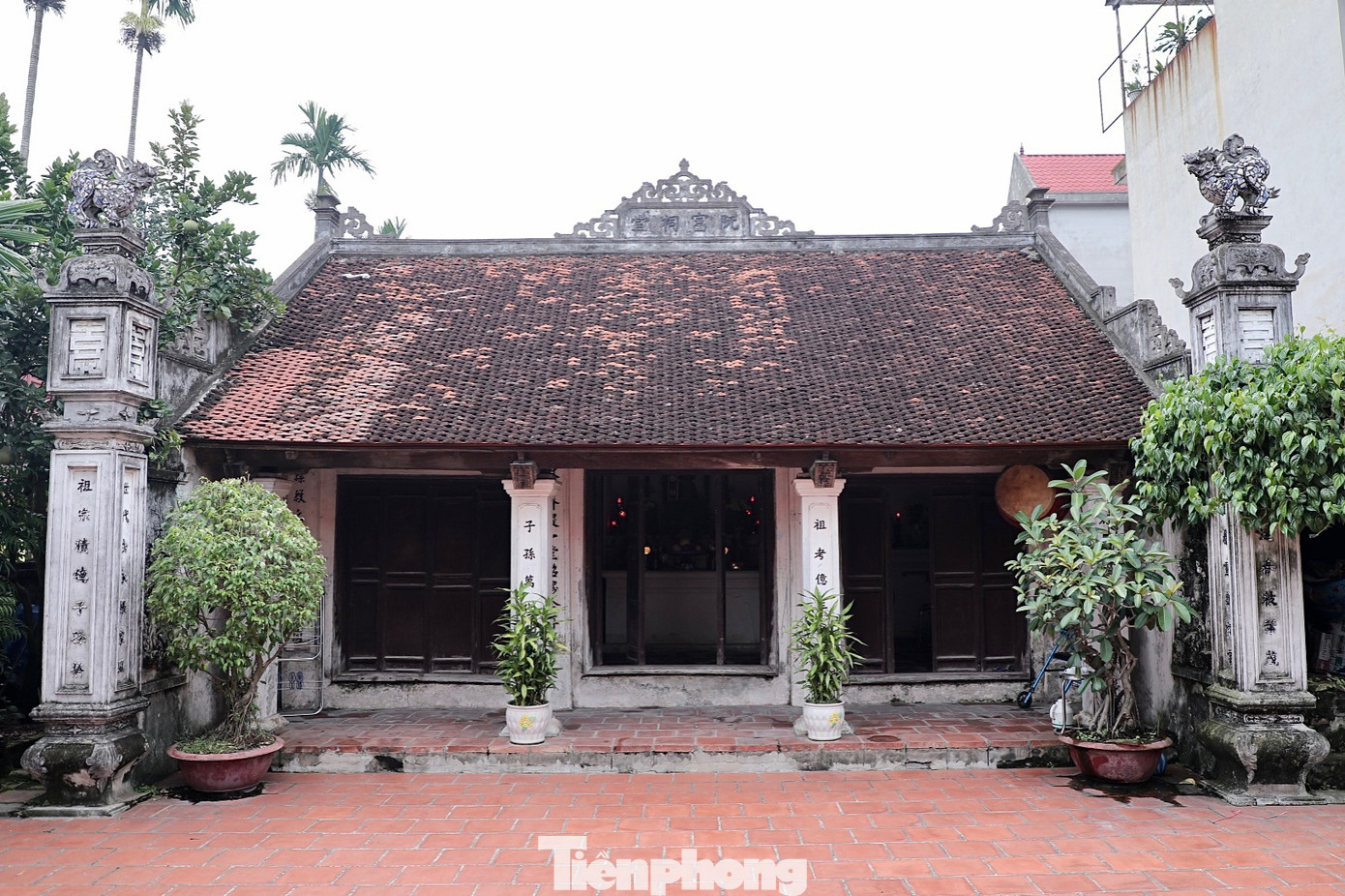 Theo văn bia ghi lại, nhà thờ tổ dòng họ Nguyễn Phú được xây dựng năm Ất Sửu, đời vua Tự Đức (1865) kiến trúc theo kiểu chữ "Nhị". Nhà thờ rộng hơn 220 m2, gồm 3 gian nhà gỗ lợp ngói đơn sơ, giản dị theo lối kiến trúc nhà thờ cổ ở miền Bắc.