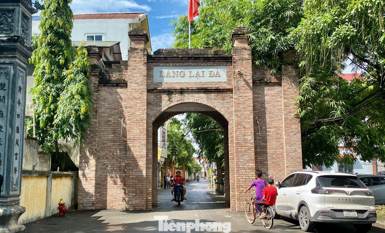 Lại Đà (xã Đông Hội, huyện Đông Anh, TP Hà Nội) là làng cổ, có bề dày lịch sử. Làng cách kinh đô Cổ Loa khoảng 3 km, cách trung tâm Hà Nội hơn 10 km. Nơi đây là quê hương của Tổng Bí thư Nguyễn Phú Trọng, nhà lãnh đạo tài ba, người học trò xuất sắc của Chủ tịch Hồ Chí Minh.