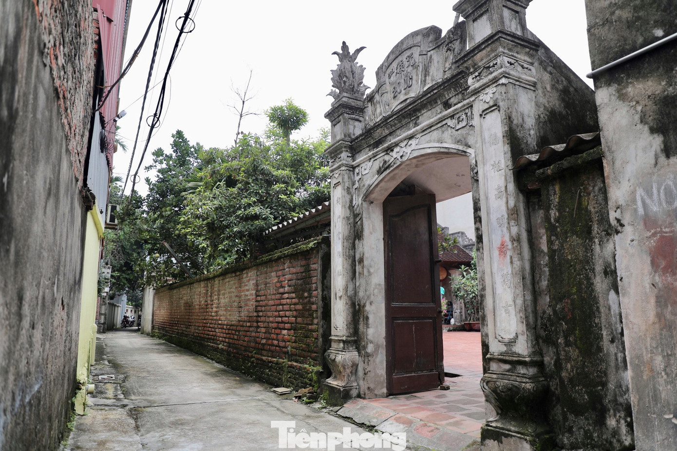 Nhà thờ dòng họ Nguyễn Phú của Tổng Bí thư nằm trong con ngõ nhỏ thuộc xóm 3, làng Lại Đà, xã Đông Hội. Xung quanh tường bao làm bằng gạch đỏ, đã phủ rêu phong theo năm tháng.