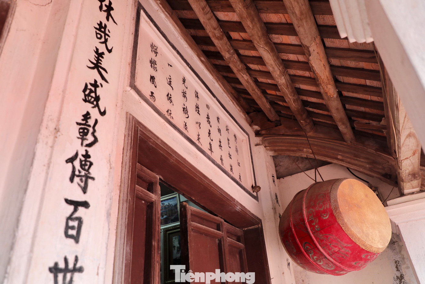 Theo văn bia ghi lại, nhà thờ tổ dòng họ Nguyễn Phú được xây dựng năm Ất Sửu, đời vua Tự Đức (1865) kiến trúc theo kiểu chữ "Nhị". Nhà thờ rộng hơn 220 m2, gồm 3 gian nhà gỗ lợp ngói đơn sơ, giản dị theo lối kiến trúc nhà thờ cổ ở miền Bắc.