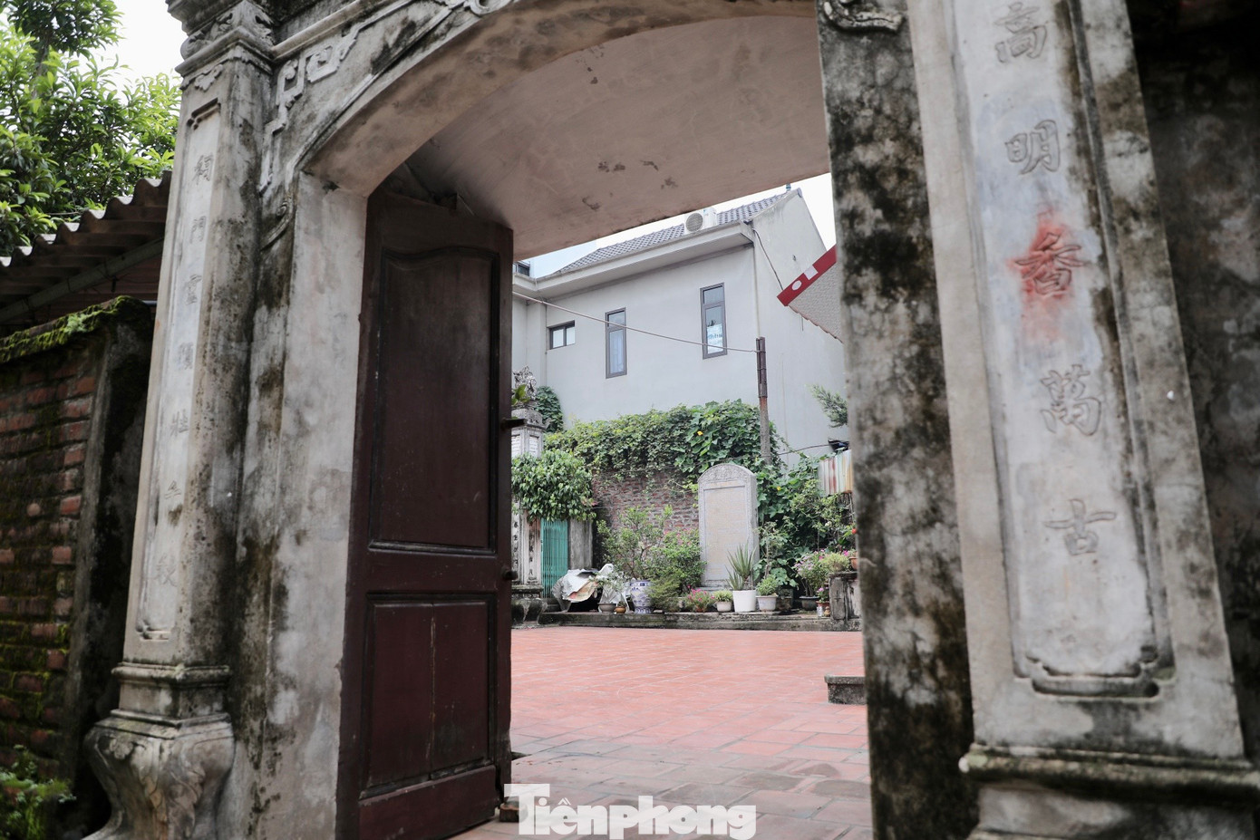 Nhà thờ dòng họ Nguyễn Phú của Tổng Bí thư nằm trong con ngõ nhỏ thuộc xóm 3, làng Lại Đà, xã Đông Hội. Xung quanh tường bao làm bằng gạch đỏ, đã phủ rêu phong theo năm tháng.