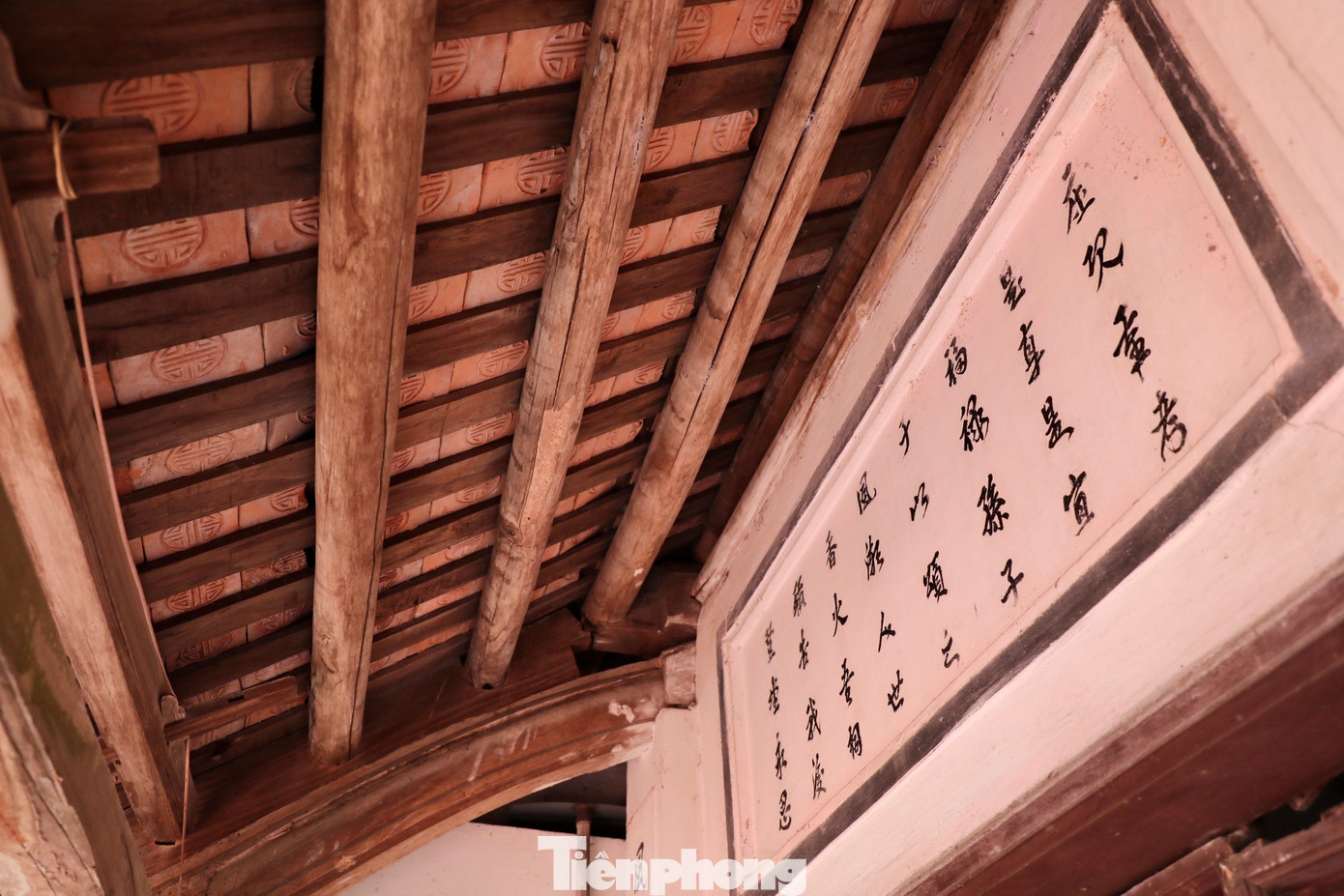 Theo văn bia ghi lại, nhà thờ tổ dòng họ Nguyễn Phú được xây dựng năm Ất Sửu, đời vua Tự Đức (1865) kiến trúc theo kiểu chữ "Nhị". Nhà thờ rộng hơn 220 m2, gồm 3 gian nhà gỗ lợp ngói đơn sơ, giản dị theo lối kiến trúc nhà thờ cổ ở miền Bắc.