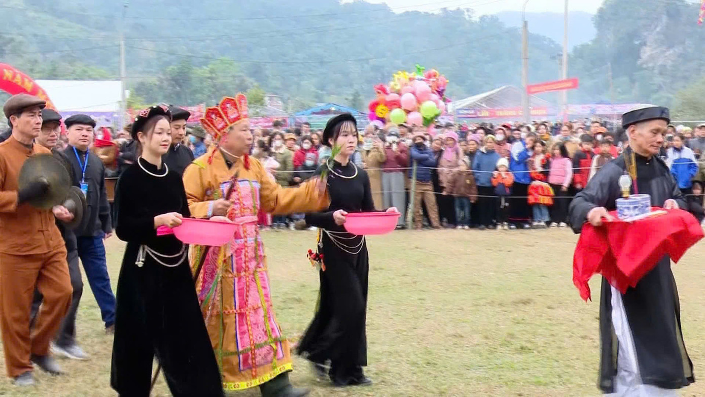 Lễ cúng trời đất cầu cho mưa thuận, gió hòa tại Lễ hội Lồng Tông huyện Lâm Bình. Lễ cúng trời đất cầu cho mưa thuận, gió hòa tại Lễ hội Lồng Tông huyện Lâm Bình.