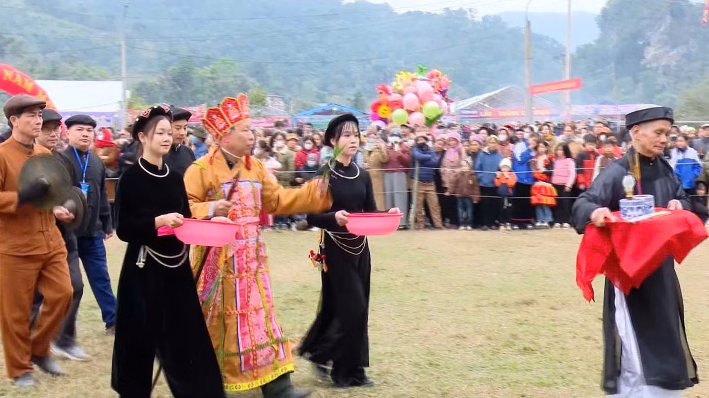 Lễ cúng trời đất cầu cho mưa thuận, gió hòa tại Lễ hội Lồng Tông huyện Lâm Bình.