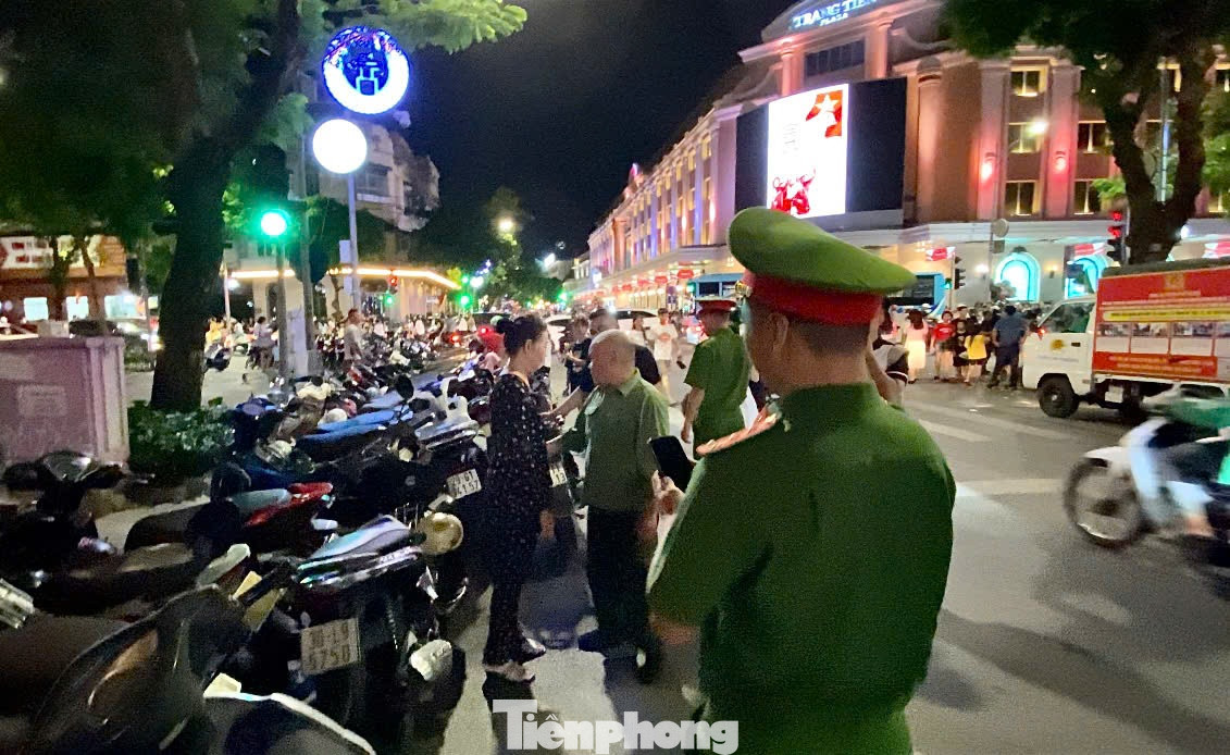 Lực lượng công an phường Hàng Bài kiểm tra, xử lý các điểm trông giữ xe vi phạm. Lực lượng công an phường Hàng Bài kiểm tra, xử lý các điểm trông giữ xe vi phạm.