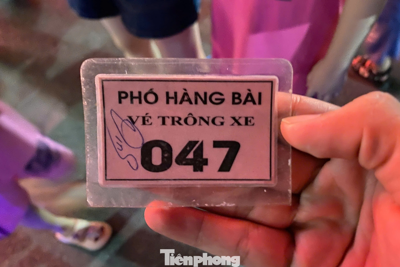 Vé gửi xe máy giá 50.000 đồng trên phố Hàng Bài. Vé gửi xe máy giá 50.000 đồng trên phố Hàng Bài.