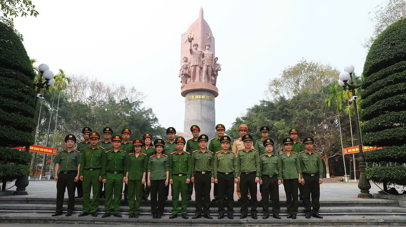 Trước đó, ngày 25/3, Đoàn Thanh niên Công an tỉnh đã tổ chức dâng hương, báo công trước anh linh Chủ tịch Hồ Chí Minh và các anh hùng liệt sĩ Công an nhân dân tại Nha Công an Trung ương, xã Minh Thanh, huyện Sơn Dương. Trước đó, ngày 25/3, Đoàn Thanh niên Công an tỉnh đã tổ chức dâng hương, báo công trước anh linh Chủ tịch Hồ Chí Minh và các anh hùng liệt sĩ Công an nhân dân tại Nha Công an Trung ương, xã Minh Thanh, huyện Sơn Dương.