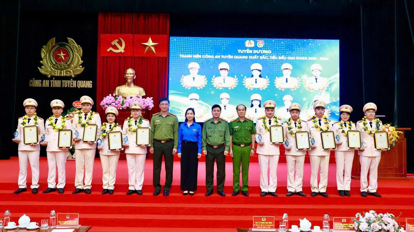 10 đoàn viên thanh niên tiêu biểu vinh dự nhận Giải thưởng “Thanh niên Công an Tuyên Quang xuất sắc, tiêu biểu” giai đoạn 2023 - 2024. 10 đoàn viên thanh niên tiêu biểu vinh dự nhận Giải thưởng “Thanh niên Công an Tuyên Quang xuất sắc, tiêu biểu” giai đoạn 2023 - 2024.