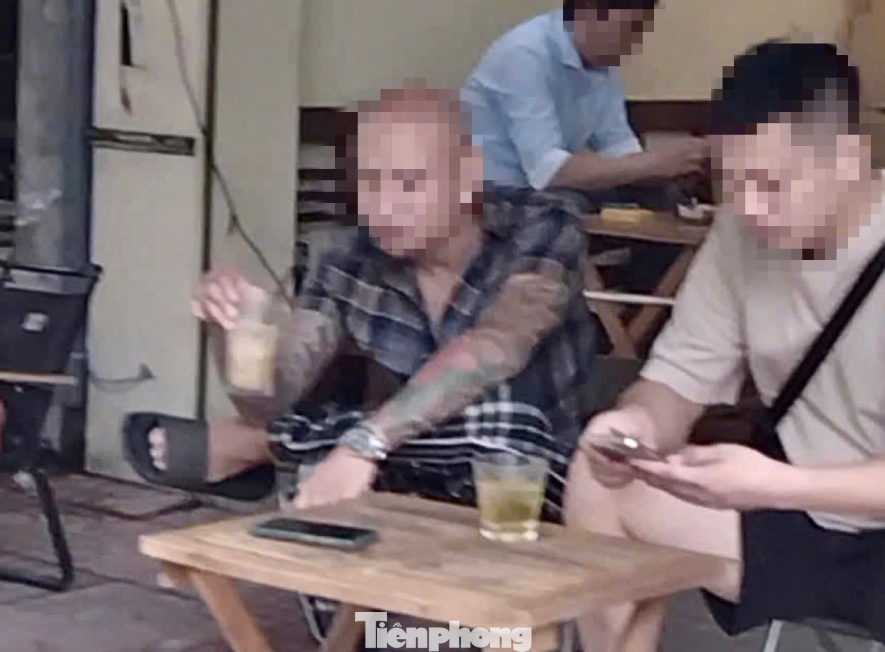 Sau khi làm việc với cơ quan công an, trưa 23/9, đối tượng lạ mặt đeo bám cô giáo T. (bên trái) đã ngồi uống nước với nam bảo vệ của trường TH, THCS, THPT Khương Hạ. Sau khi làm việc với cơ quan công an, trưa 23/9, đối tượng lạ mặt đeo bám cô giáo T. (bên trái) đã ngồi uống nước với nam bảo vệ của trường TH, THCS, THPT Khương Hạ.