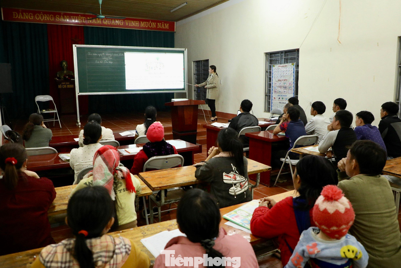 Cách trung tâm TP Thái Nguyên khoảng 40km, vượt qua những con đường quanh co khúc khuỷu của núi đồi, chúng tôi tìm đến lớp học xoá mù chữ ở bản người Mông.