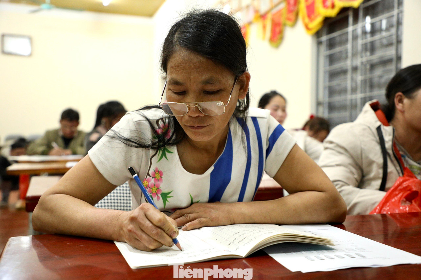 Còn chị Ngô Thị Anh (46 tuổi) quyết tâm đi học chữ để nâng cao trình độ, ước mong cải thiện cuộc sống.