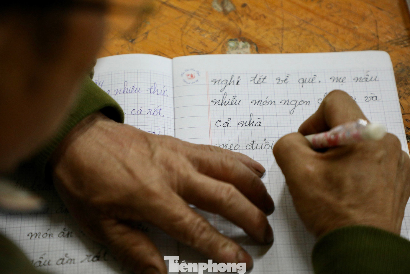 Là nông dân, quanh năm vất vả với đồng áng, mùa vụ, những đôi bàn tay thô ráp vốn quen cầm cuốc, xẻng thì nay đang cố gắng nắn nót từng con chữ.