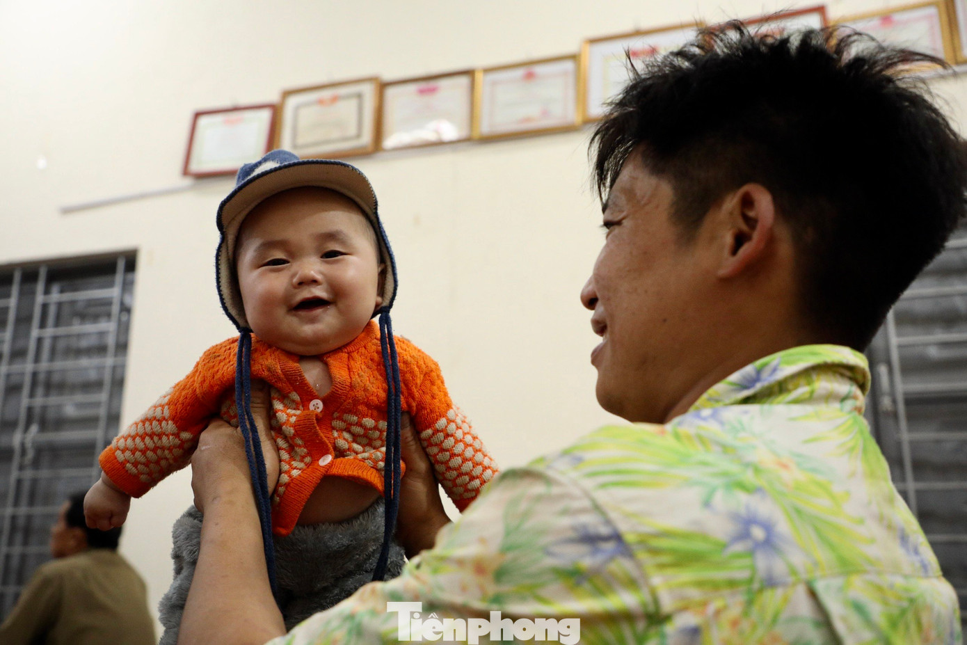 Anh Ngô Văn Bộ (31 tuổi) trông con cho vợ học chữ.