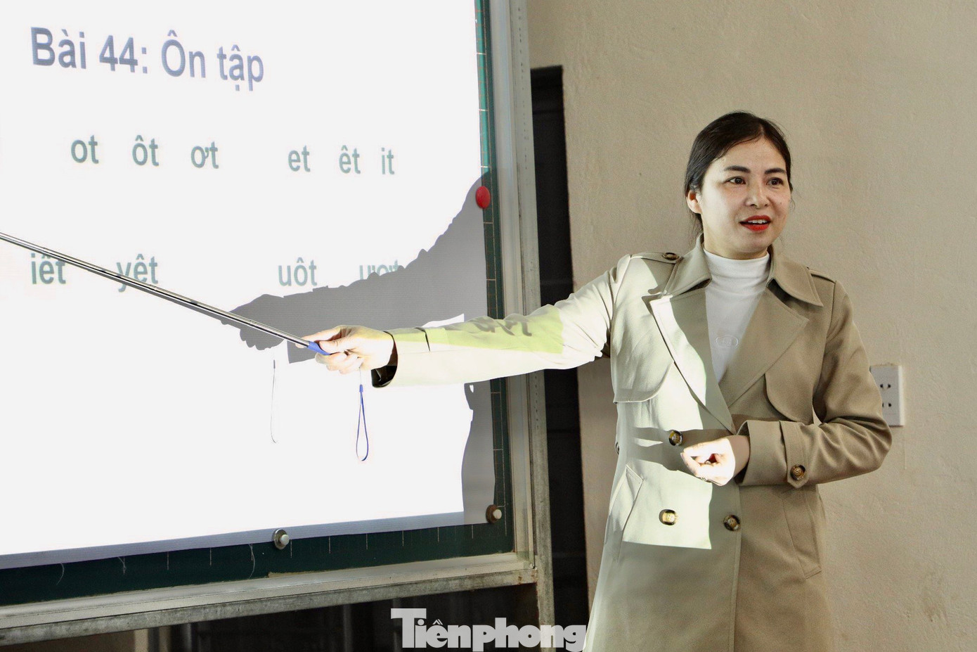 Từ thứ Hai đến thứ Sáu hàng tuần, đúng 19 giờ, lớp học sẽ sáng đèn, tiếp sức cho những cố gắng, nỗ lực dạy và học của cô, trò nơi đây.