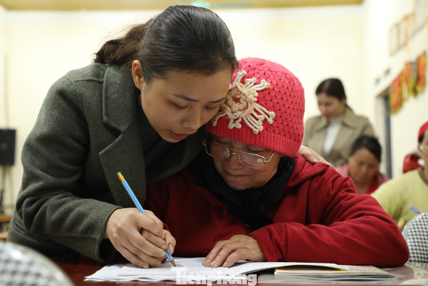 “Để dạy hiệu quả, chúng tôi phải học thêm tiếng Mông, linh hoạt, sáng tạo trong bài giảng, đồng thời xây dựng môi trường học tập gần gũi, thân thiện. Hơn cả, việc quan trọng nhất là động viên, khích lệ tinh thần họ. Dù một số học viên tiến bộ không nhiều nhưng cũng được cô giáo dành lời khen ngợi”, cô Hoàng Thị Bích Huệ, Trường Tiểu học Cúc Đường nói.