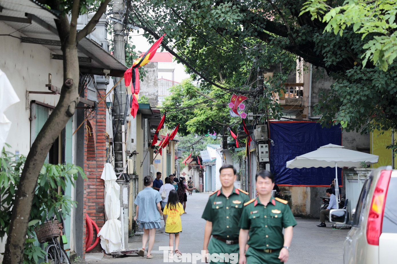 Trên khắp thôn làng, nhà dân thực hiện treo cờ rủ tưởng nhớ Tổng Bí thư Nguyễn Phú Trọng.