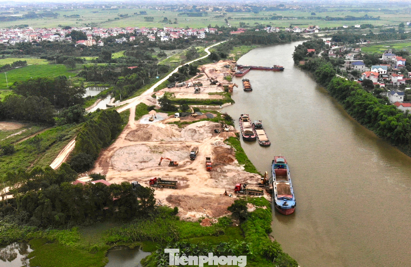 Tại thôn Lạc Gián, xã Hương Gián, bến của ông Hồ Văn Cường mặc dù chưa được cấp phép hoạt động bến thuỷ nội địa nhưng hoạt động bốc xếp hàng hoá lên xuống tàu vẫn diễn ra rầm rộ. Được biết, cũng tại xã này, mặc dù bến của ông Nguyễn Duy Sỹ đang trong quá trình hoàn thiện hồ sơ, thủ tục để được cấp phép nhưng vẫn lén lút hoạt động. UBND huyện Yên Dũng đã có quyết định xử phạt và yêu cầu dừng hoạt động nhưng bến này vẫn tiếp tục tái phạm.