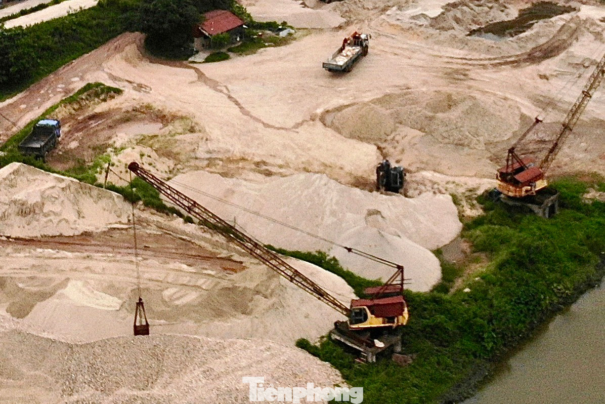 Theo ông Kiên, trước đây, một số bãi đã được sở GTVT được cấp phép hoạt động bến thủy nội địa được nhưng đã hết hạn. Hiện nay, việc gia hạn bến thủy nội địa liên quan đến thuê thêm phần đất sát mép bờ sông. Theo quy định phải để phần đất lưu không cách mép sông mép sông 10m nhưng để được cấp bến thuỷ phải có phần đất sát sông. Huyện Yên Dũng đang hướng dẫn các chủ bến thuê thêm các phần đất này. Đây là phần đất công, và để sử dụng phải đấu giá chứ không phải thuê như trước đây. Như vậy, các phần đất rìa sông, nơi các bến lậu sử dụng như hiện nay là chưa thuê, gây thất thu ngân sách.