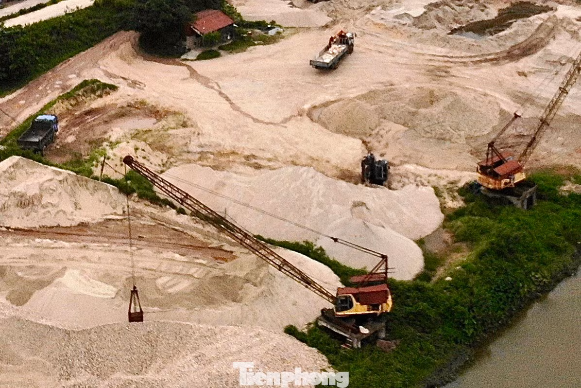 Theo ông Kiên, trước đây, một số bãi đã được sở GTVT được cấp phép hoạt động bến thủy nội địa được nhưng đã hết hạn. Hiện nay, việc gia hạn bến thủy nội địa liên quan đến thuê thêm phần đất sát mép bờ sông. Theo quy định phải để phần đất lưu không cách mép sông mép sông 10m nhưng để được cấp bến thuỷ phải có phần đất sát sông. Huyện Yên Dũng đang hướng dẫn các chủ bến thuê thêm các phần đất này. Đây là phần đất công, và để sử dụng phải đấu giá chứ không phải thuê như trước đây. Như vậy, các phần đất rìa sông, nơi các bến lậu sử dụng như hiện nay là chưa thuê, gây thất thu ngân sách.