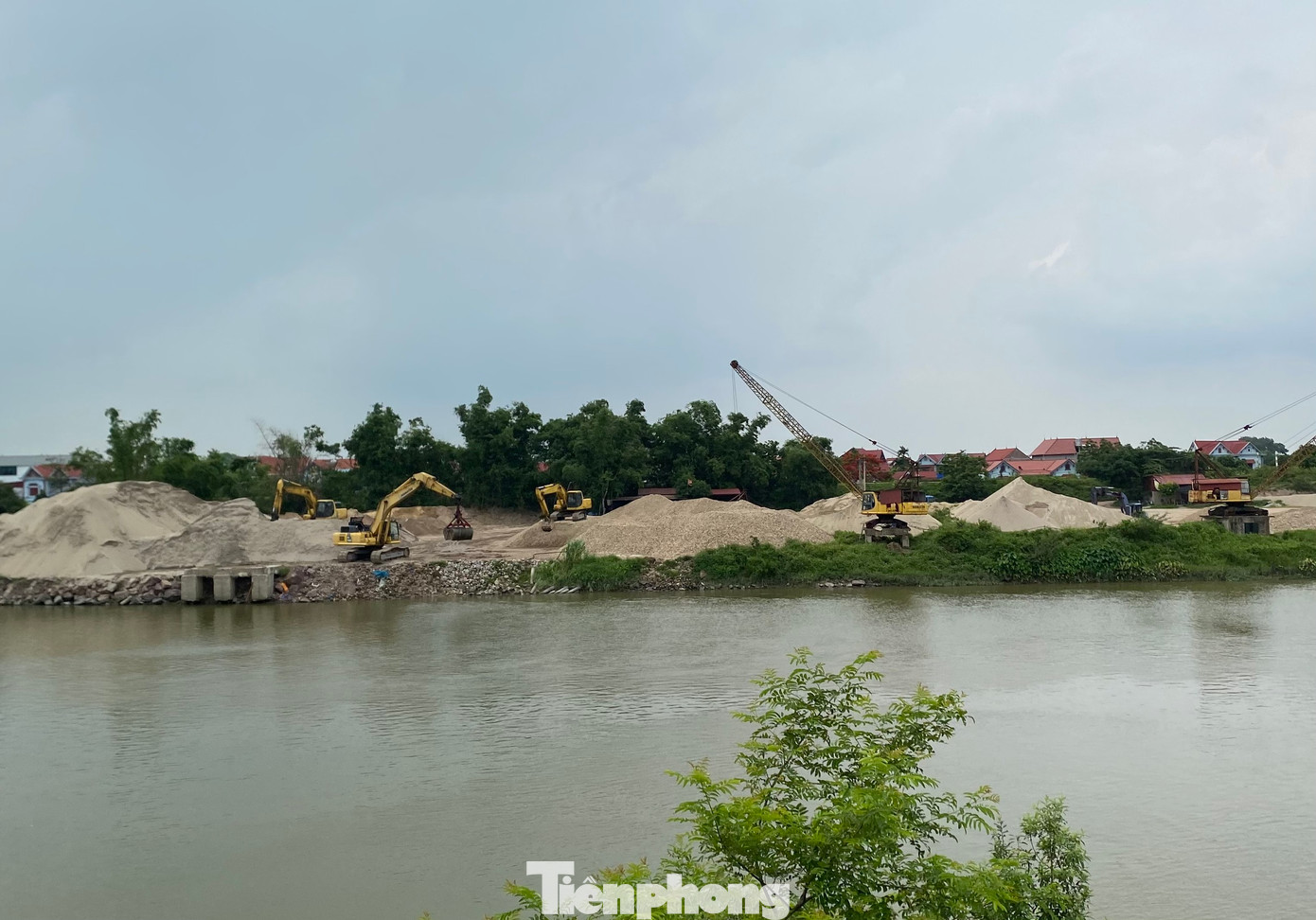 Men theo dòng sông Thương đến đoạn gần cầu Bến Đám (xã Xuân Phú, huyện Yên Dũng), các bãi tập kết cát, vật liệu xây dựng nằm ken đặc khúc sông này. Có thể kể đến như các bãi tập kết vật liệu xây dựng của hộ kinh doanh Trần Thị Thu, Phan Thế Việt, Nguyễn Hữu Sinh, Phan Thế Văn, Trần Hữu Trường, Giáp Thành Trung, Công ty TNHH Quốc Kỳ...