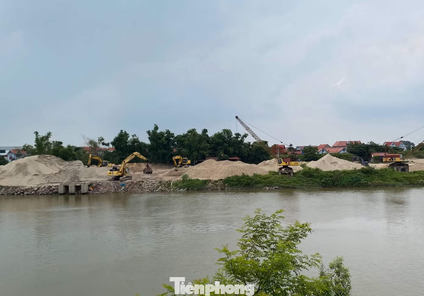 Men theo dòng sông Thương đến đoạn gần cầu Bến Đám (xã Xuân Phú, huyện Yên Dũng), các bãi tập kết cát, vật liệu xây dựng nằm ken đặc khúc sông này. Có thể kể đến như các bãi tập kết vật liệu xây dựng của hộ kinh doanh Trần Thị Thu, Phan Thế Việt, Nguyễn Hữu Sinh, Phan Thế Văn, Trần Hữu Trường, Giáp Thành Trung, Công ty TNHH Quốc Kỳ...