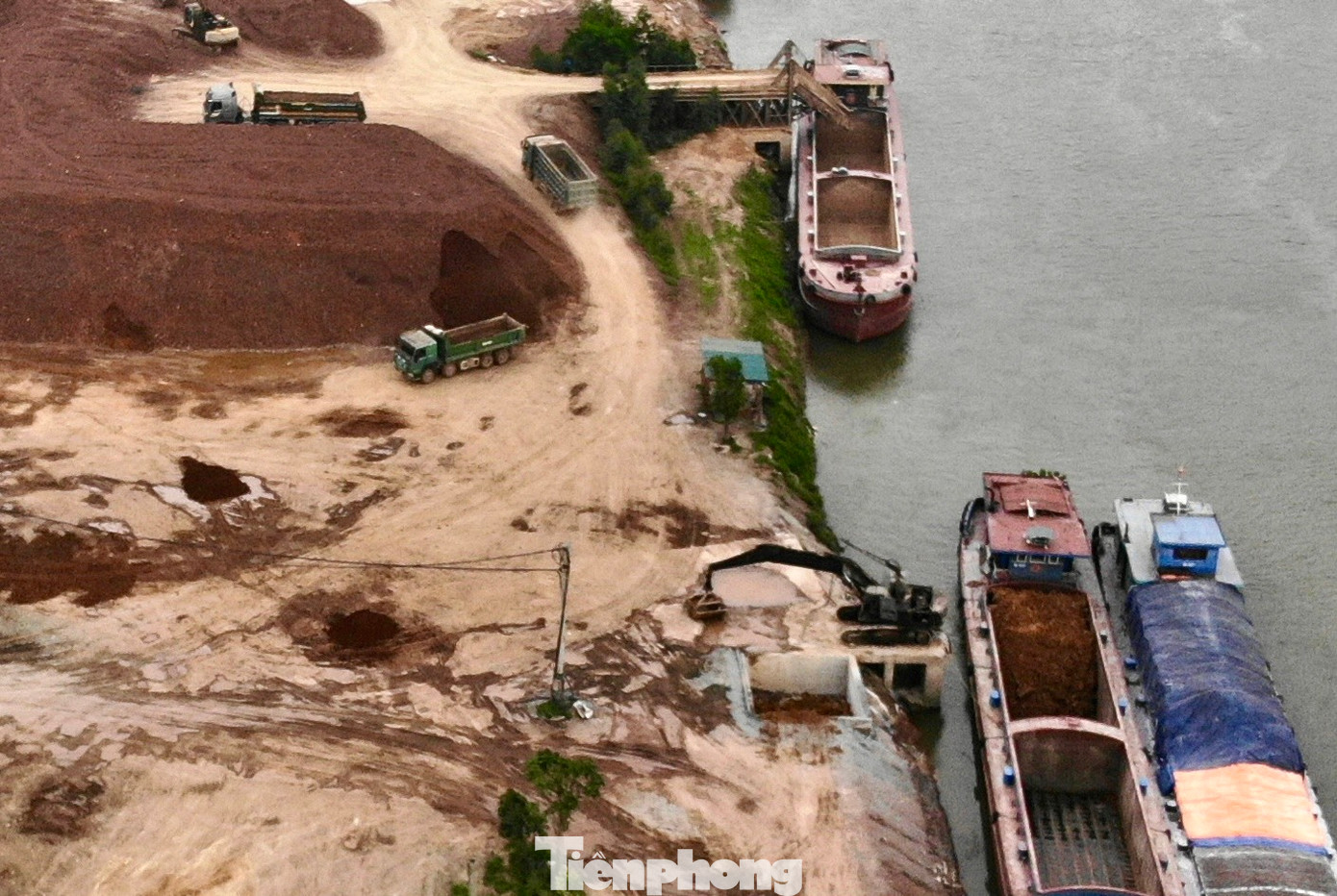 Mặc dù, 21 bến bãi tại huyện Yên Dũng không được cấp phép bến thuỷ nội địa nhưng theo ghi nhận của PV, nhiều bến bãi vẫn bốc xếp hàng hóa dưới sông Thương.