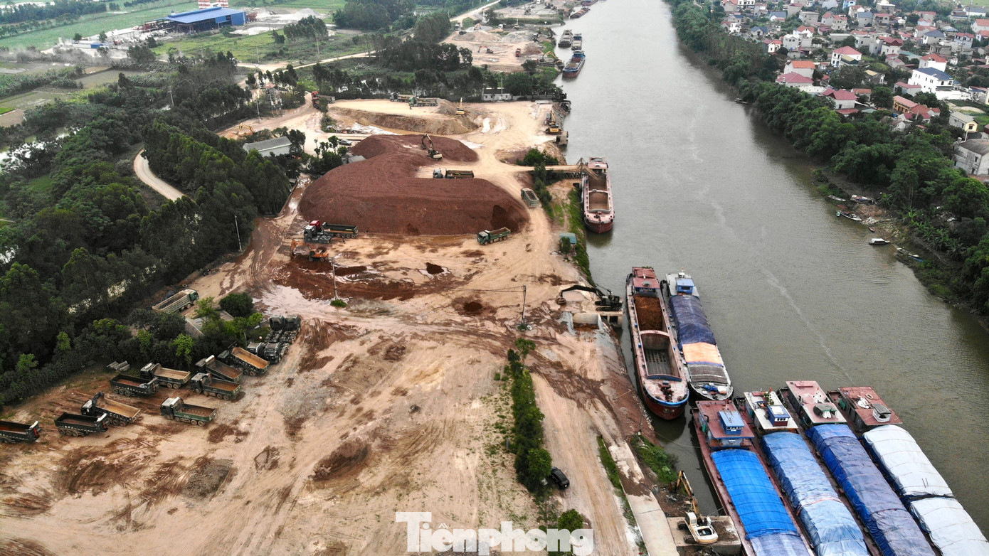 Như Tiền Phong phản ánh, trên địa bàn huyện Yên Dũng, tỉnh Bắc Giang có tổng 21 bến bãi tập kết và trung chuyển vận chuyển vật liệu xây dựng đang hoạt động. Trong đó, có 19 bến bãi đã làm thủ tục thuê đất, còn 2 bến bãi chưa được thuê đất là hộ ông Nguyễn Duy Sỹ và Nguyễn Văn Ngôi.