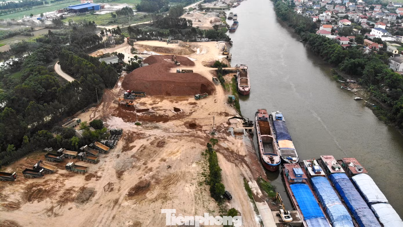 Như Tiền Phong phản ánh, trên địa bàn huyện Yên Dũng, tỉnh Bắc Giang có tổng 21 bến bãi tập kết và trung chuyển vận chuyển vật liệu xây dựng đang hoạt động. Trong đó, có 19 bến bãi đã làm thủ tục thuê đất, còn 2 bến bãi chưa được thuê đất là hộ ông Nguyễn Duy Sỹ và Nguyễn Văn Ngôi.