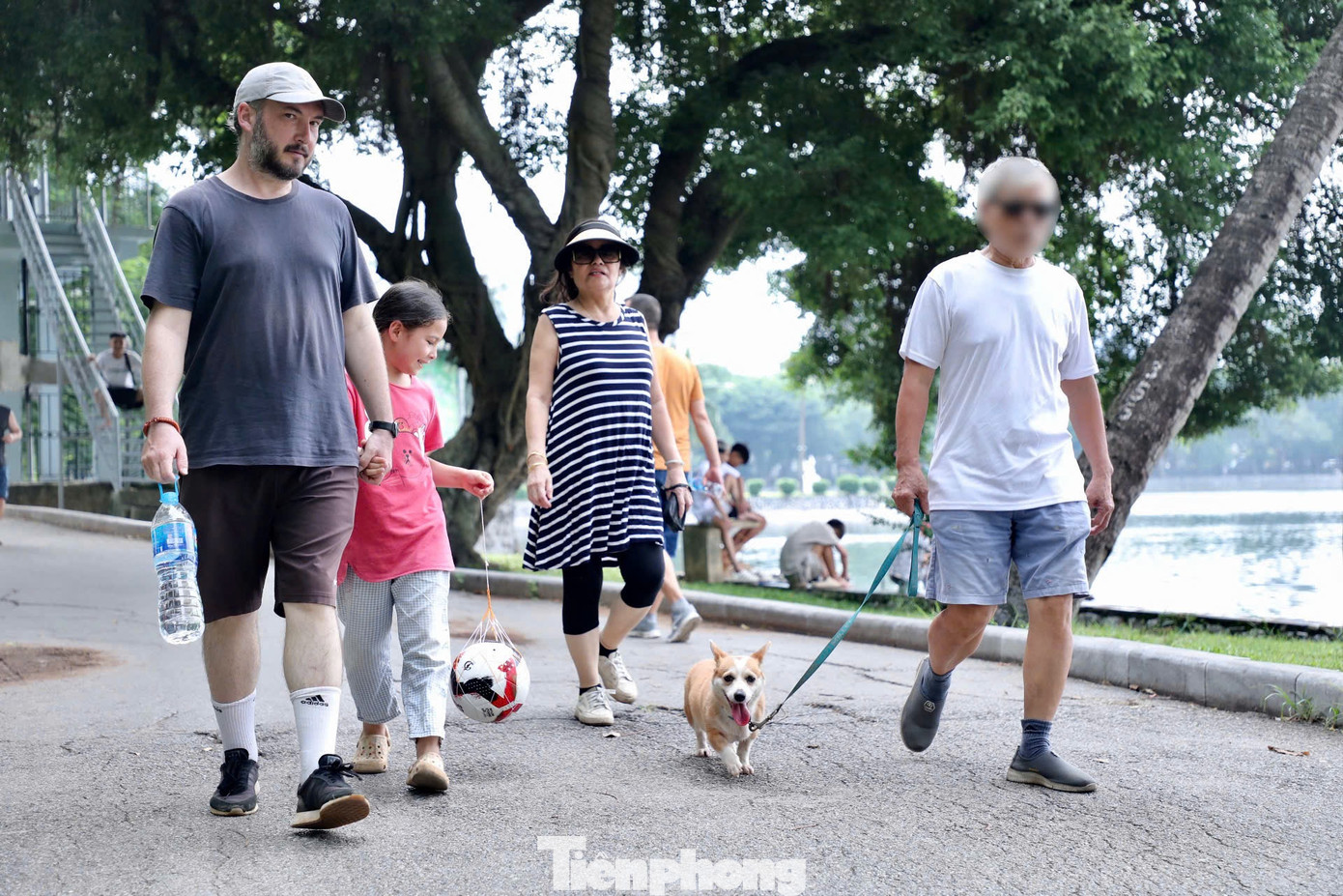 Ghi nhận của phóng viên Tiền Phong cho thấy, tại các lối vào của công viên Thống Nhất (quận Hai Bà Trưng, Hà Nội) đều đặt biển cảnh báo, xử phạt việc chó thả rông, không đeo rọ mõm. Nhưng tình trạng người dân không đeo rọ mõm cho chó khi vào công viên không khó bắt gặp.