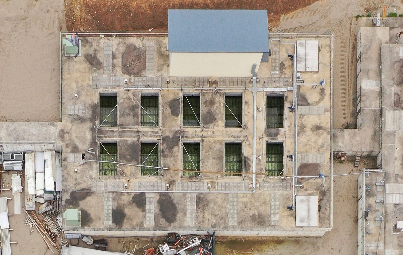 Bể lọc cao tải được xem là hạng mục đặc biệt giúp nhà máy có thể xử lý với công suất gấp đôi khi trời mưa. “Nhà máy xử lý nước rất linh hoạt. Những ngày mưa lớn sẽ không đi theo quy trình bình thường mà chúng tôi có một hệ thống đặc biệt. Đó là bể lọc cao tải. Theo đó, nước sau khi đi qua bể lọc cao tải sẽ đi ra môi trường luôn, đây là một hệ thống tiên tiến của Nhật Bản”, ông Keigo Hatta cho hay về ưu điểm của công nghệ nhà máy xử lý nước thải Yên Xá.