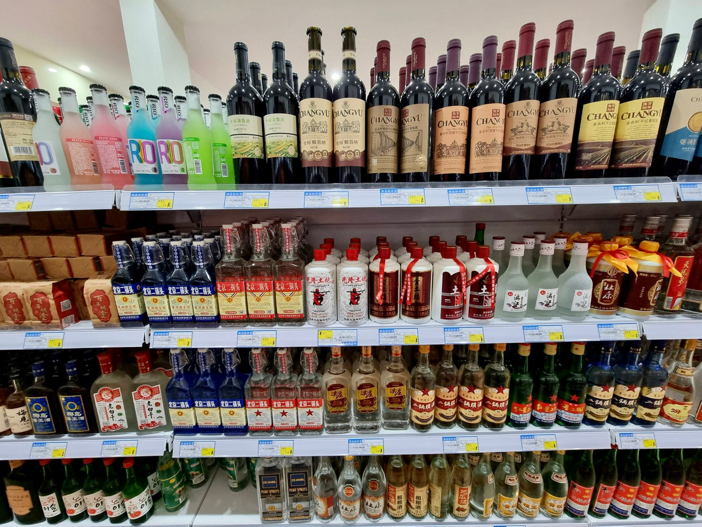 Siêu thị (Yi Jie) số 55, đường Ngọc Hân Công Chúa, TP. Bắc Ninh bày bán cả nghìn chai rượu không có nhãn phụ bằng tiếng Việt.