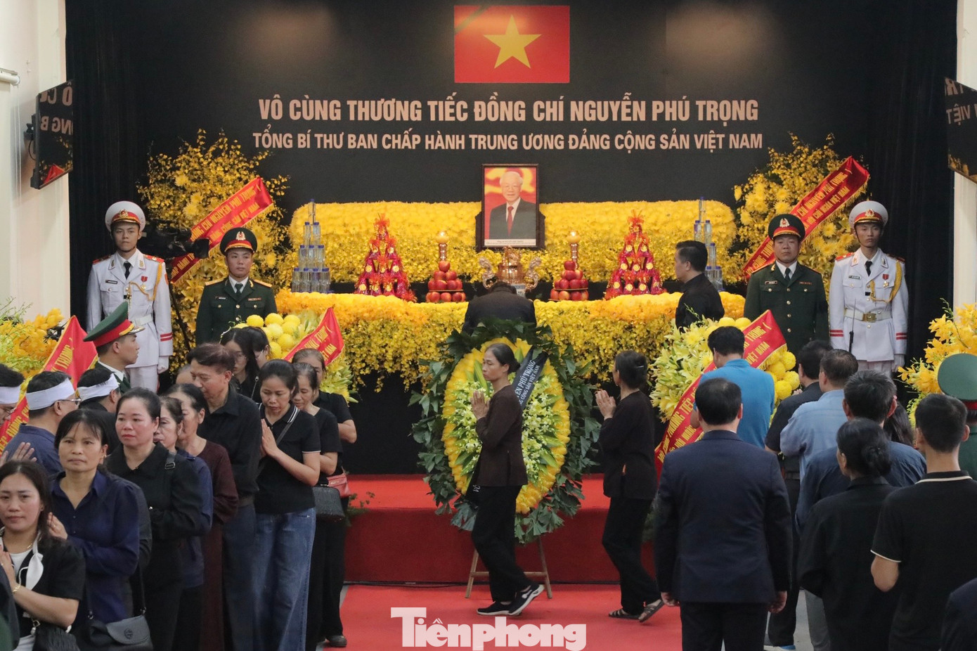 Hàng nghìn người dân từ mọi miền Tổ quốc đã về đây để dâng hương tưởng nhớ Tổng Bí thư.