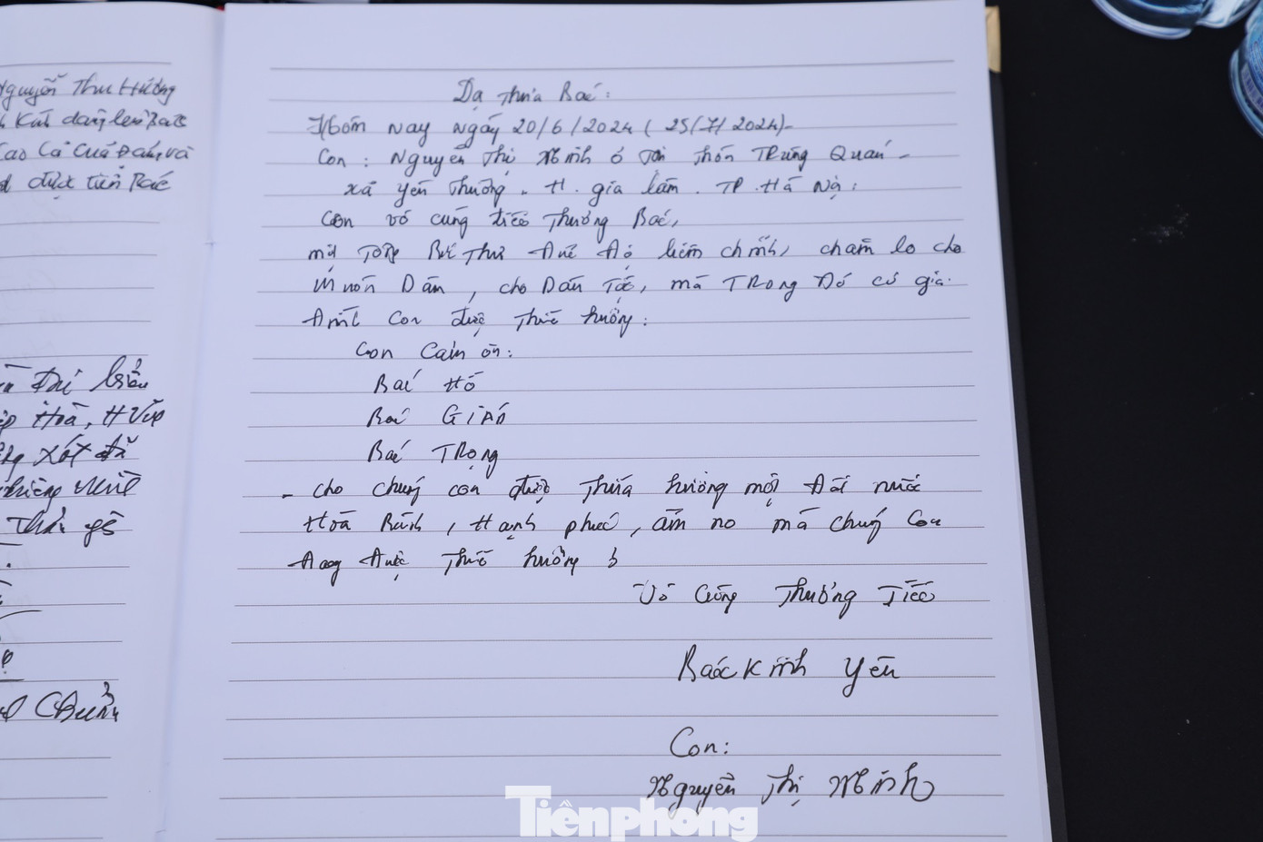 Bà Nguyễn Thị Minh (huyện Gia Lâm, TP. Hà Nội) khóc nghẹn, ghi sổ tang: "Con vô cùng thương tiếc bác Tổng Bí thư đức độ liêm chính, chăm lo cho muôn dân mà trong đó có gia đình con được thừa hưởng. Con cám ơn Bác Hồ, bác Giáp, bác Trọng cho chúng con được thừa hưởng hoà bình, hạnh phúc, ấm no. Vô cùng thương tiếc bác kính yêu".