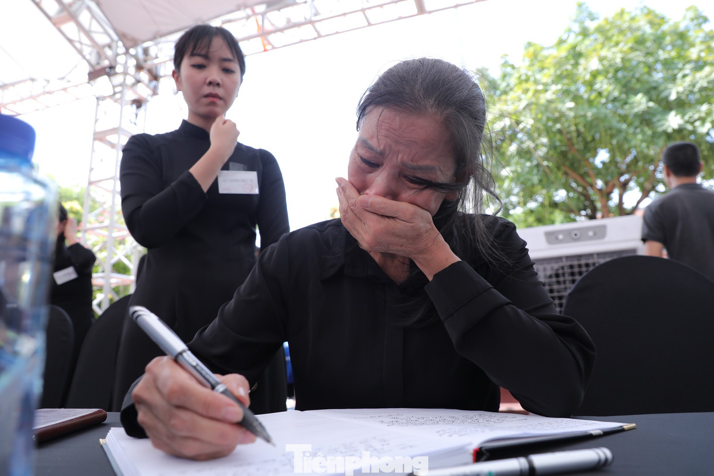 Bà Nguyễn Thị Minh (huyện Gia Lâm, TP. Hà Nội) khóc nghẹn, ghi sổ tang: "Con vô cùng thương tiếc bác Tổng Bí thư đức độ liêm chính, chăm lo cho muôn dân mà trong đó có gia đình con được thừa hưởng. Con cám ơn Bác Hồ, bác Giáp, bác Trọng cho chúng con được thừa hưởng hoà bình, hạnh phúc, ấm no. Vô cùng thương tiếc bác kính yêu".