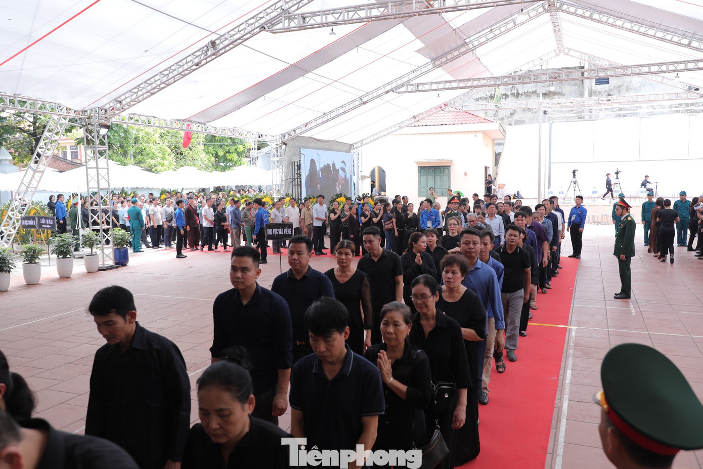 Người dân xếp thành hai hàng vào viếng Tổng Bí thư Nguyễn Phú Trọng.