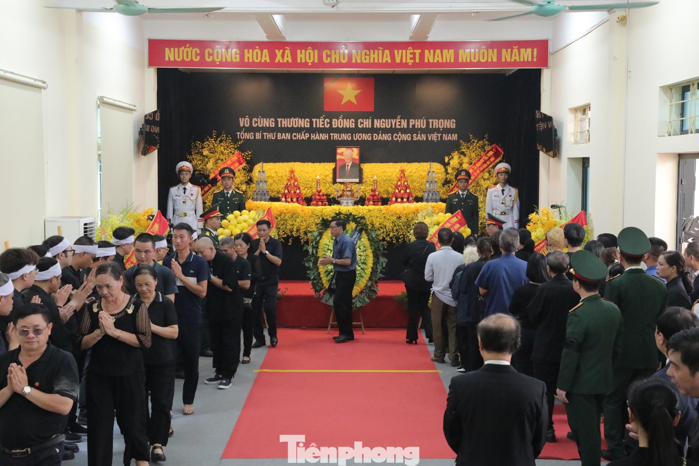 Hàng nghìn người dân từ mọi miền Tổ quốc đã về đây để dâng hương tưởng nhớ Tổng Bí thư.