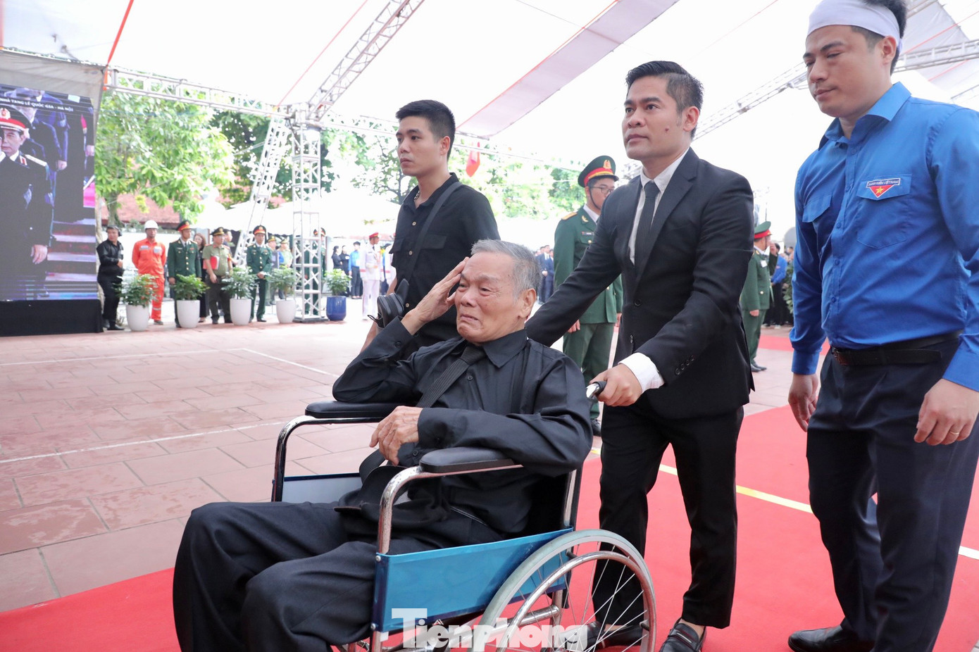 Đêm qua, ông Vương Khắc Duy (85 tuổi) không ngủ được khi nghĩ về những kỷ niệm thời thơ ấu với Tổng Bí thư Nguyễn Phú Trọng. Mắt ông đỏ hoe, tay liên tục gạt nước mắt nói: “Chúng tôi ngồi cùng bàn với nhau cả cấp 1 và cấp 2, hai anh em thân nhau nhất. Ngày đó đi học chỉ có 2 củ khoai bỏ trong chiếc túi vải, tôi và bạn Trọng chia nhau ăn, cứ thế trải qua những năm tháng tuổi thơ cùng nhau”.