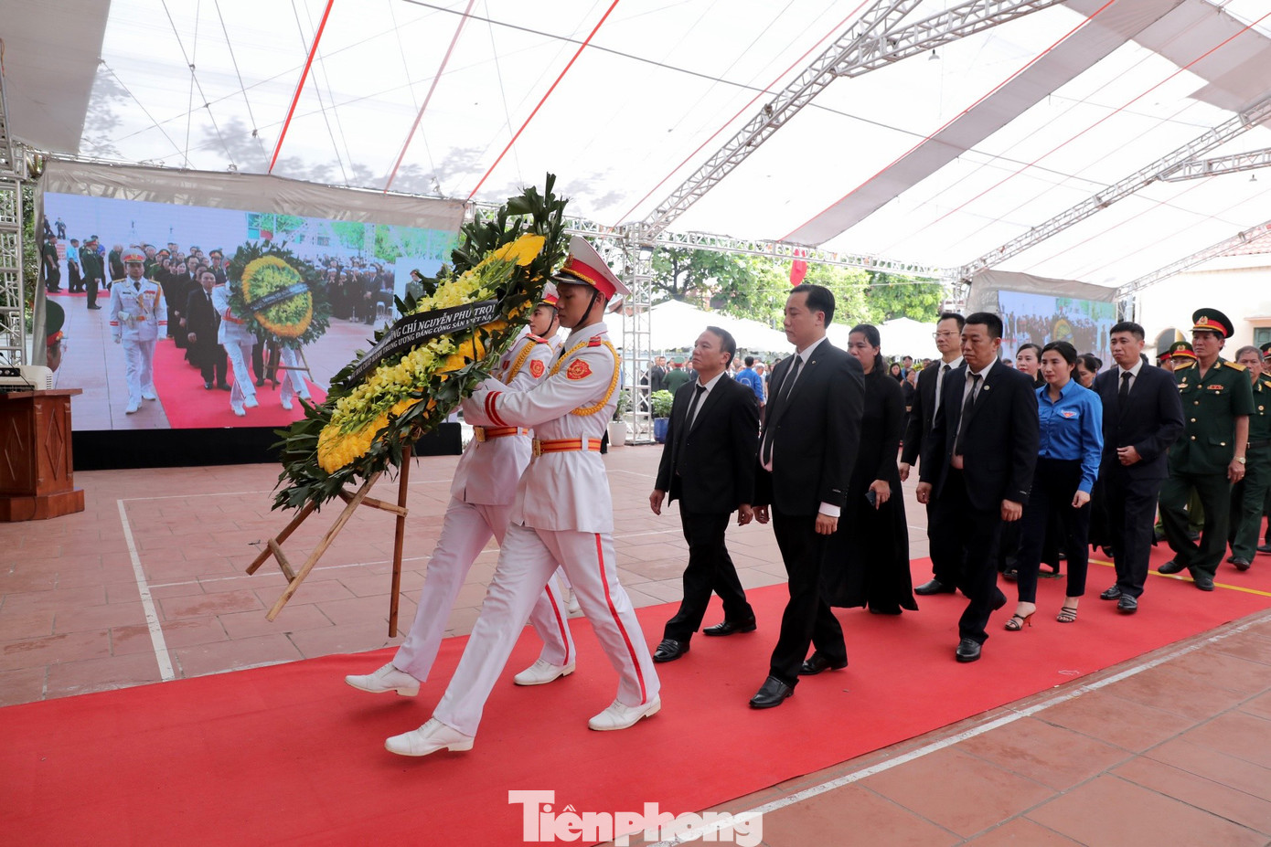 Người dân xếp thành hai hàng vào viếng Tổng Bí thư Nguyễn Phú Trọng.